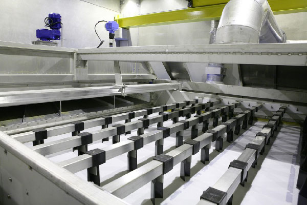 Inclined feed end and ploughs, which open and turn the sludge mat, assure efficient performance.